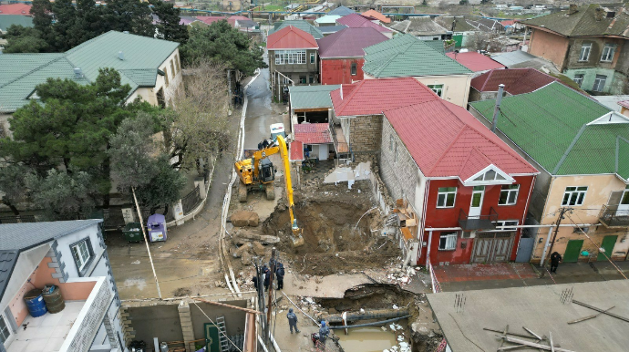 Bakıda hər boş sahə tikinti üçün deyil; kollektorların üstündəki evlər şəhəri çökdürür - FOTO 