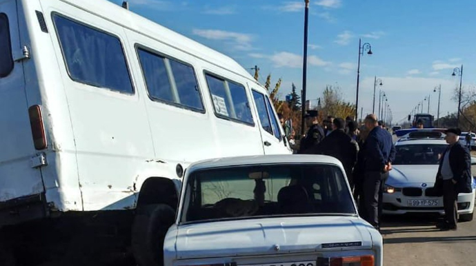 Göygöldə minik avtomobili mikroavtobusla toqquşub, xəsarət alanlar var  