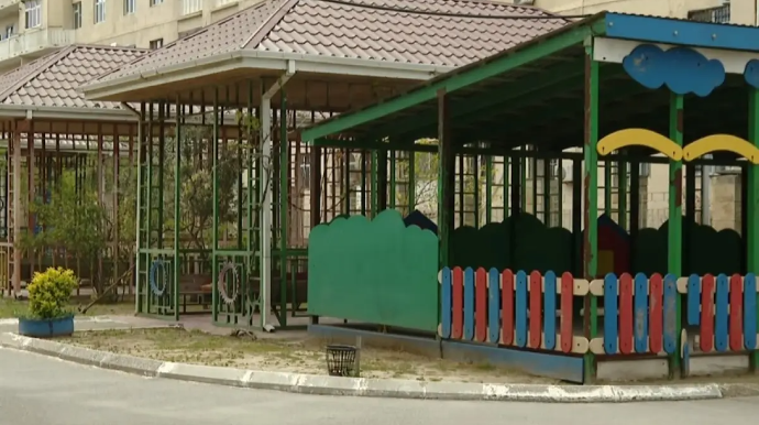 Bakıda bağçada dəhşət - Müəllim uşağın əlinə dağ basdı - VİDEO - YENİLƏNİB