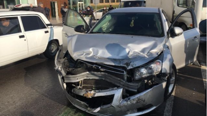 “Bravo”nun həyətində 4 maşın toqquşdu - FOTOLAR 