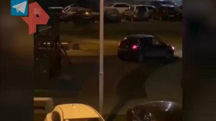 Мужчина попытался украсть детскую площадку в Москве   - ВИДЕО