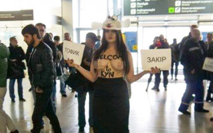 Bakılı sərnişinləri çılpaq qadın qarşıladı - Kiyevdə