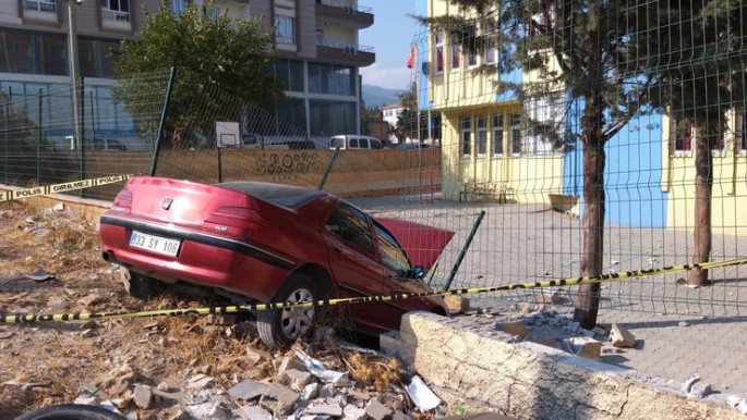TIR-ın sıxışdırdığı “Renualt” hasara çırpıldı: 2 nəfər yaralanıb - FOTO