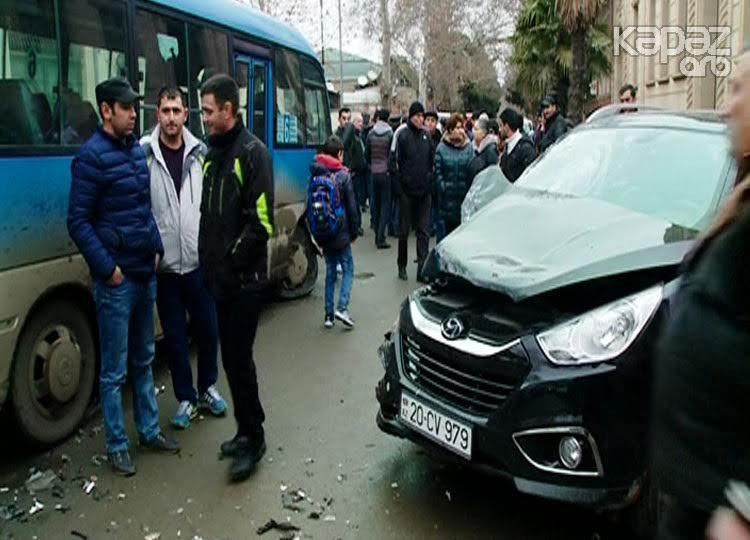 Sərnişin avtobusu avtomobillə toqquşdu - Gəncədə