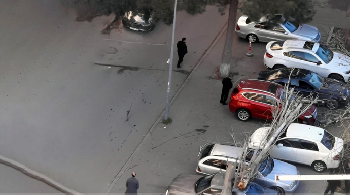 Bakıda ağac avtomobillərin üzərinə aşdı - 5 maşına ziyan dəydi - VİDEO