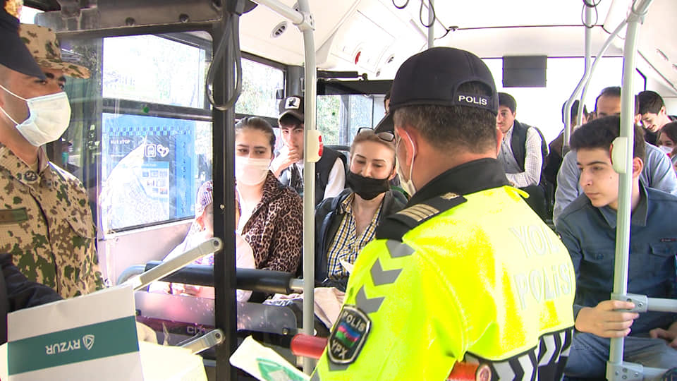 Sumqayıtda polis 3 minə yaxın maska paylayıb - VİDEO