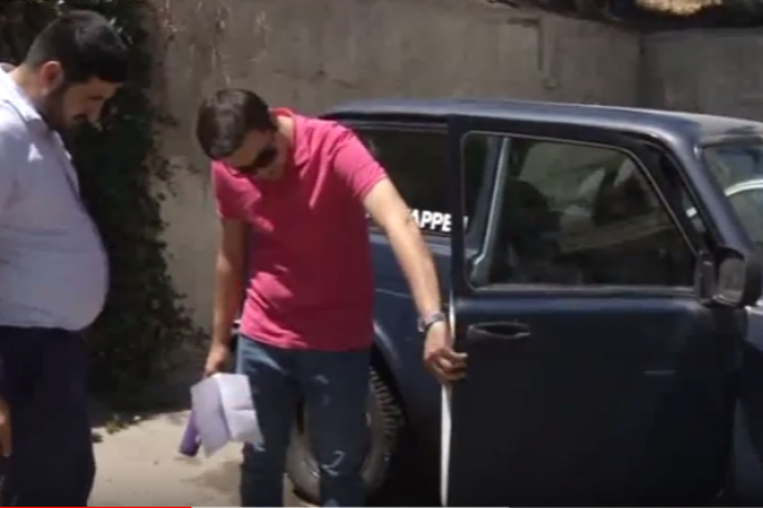Avtomobilinə vinil çəkdirən sürücü onu qeydiyyata saldıra bilmir - Video