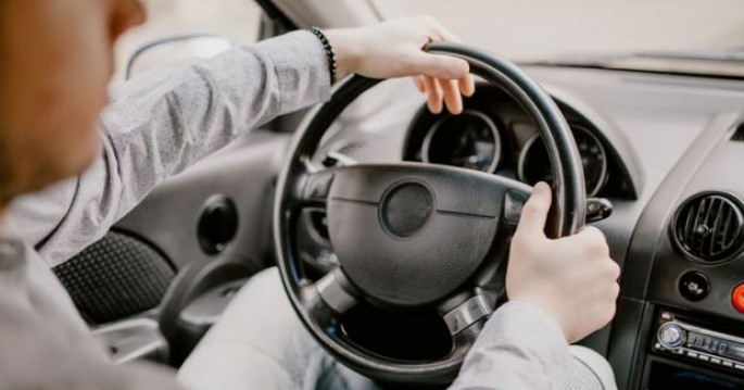 Həkimin ölümünə səbəb olmaqda təqsirləndirilən sürücüyə bəraət verildi