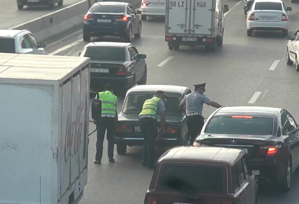 Yol polisləri tıxaca səbəb olan avtomobili yoldan belə çıxardılar – İbrətamiz VİDEO