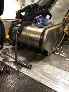 Metroda eskalator qırıldı: 30 yaralı – VİDEO