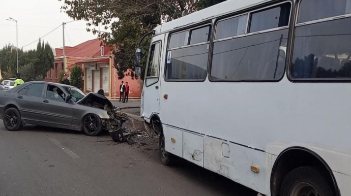 Sərnişin avtobusu ilə avtomobil toqquşub, xəsarət alanlar var 
