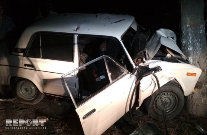 Bərdədə maşın ağaca çırpıldı: iki nəfər yaralanıb - FOTO