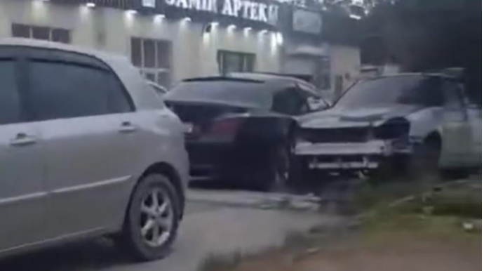 Səkidə maşınlar parklanıb, piyadalar yolla hərəkət etməyə məcburdur - VİDEO 