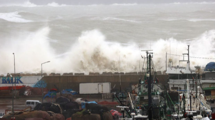 İstanbulda güclü fırtına:  Qayıq batdı, gəmi quruya sürükləndi - VİDEO 
