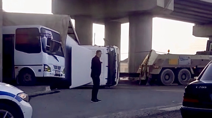 Sulutəpə dairəsində qəza: Yük maşını aşıb avtobusa çırpıldı - VİDEO
