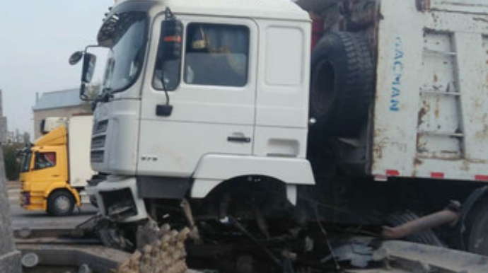 Lerikdə yük avtomobili beton maneəyə çırpılıb, ölən var  