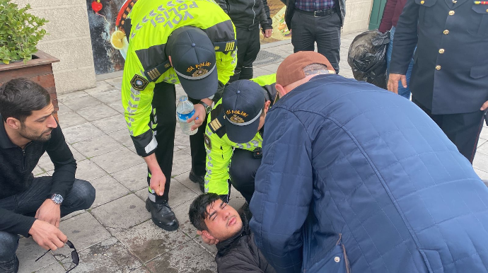 Yol polisi və jurnalistlər küçədə halı pisləşən gəncə belə kömək etdi  - VİDEO - FOTO