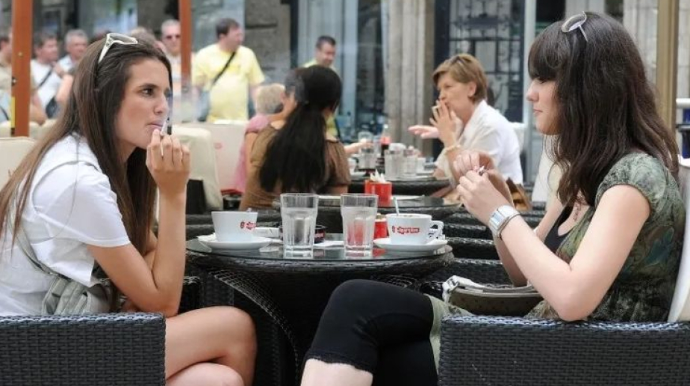 Kafe və restoranların yay terraslarında siqaret çəkmək qadağan ediləcək 