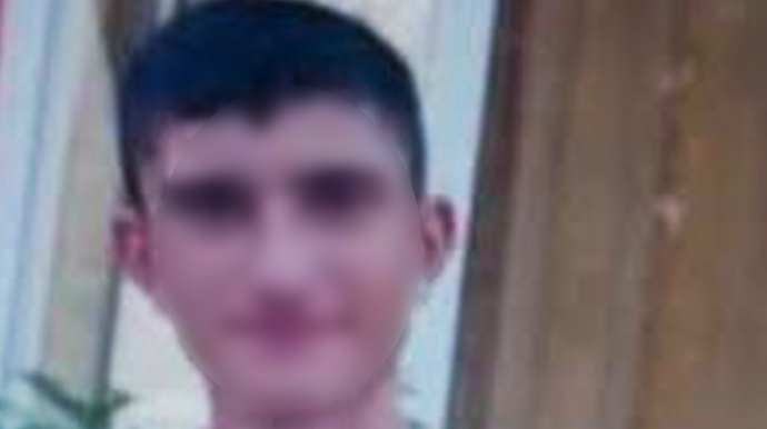 Əmisinin baltaladığı yeniyetmə evə buraxıldı 