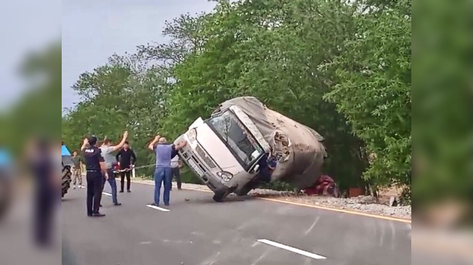 Şəkidə “Qazel” aşdı, daşıdığı yüklər meşəyə dağıldı  - VİDEO