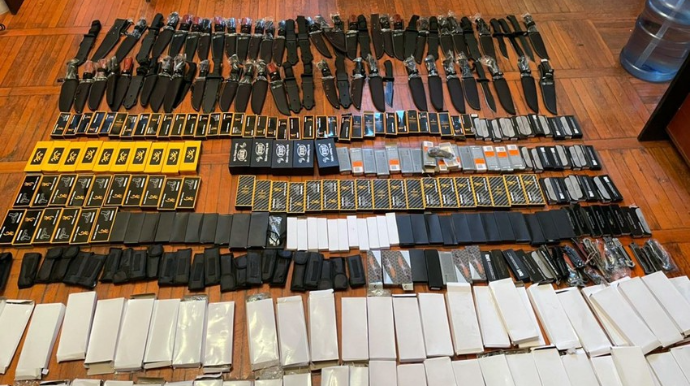 Gömrükdə avtomobilin yük yerindən 350 bıçaq çıxdı - FOTO - VİDEO