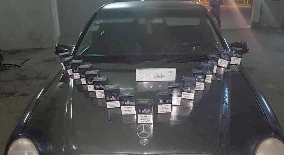 “Mercedes”dən qanunsuz siqaret aşkarlanıb - FOTO