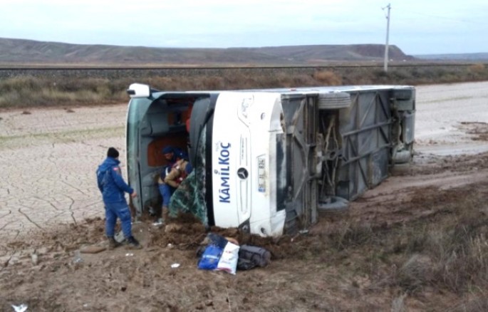 Sərnişin avtobusu aşdı: 1 ölü, 20 yaralı – FOTO 