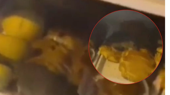 В Баку в кондитерском магазине крыса бегает по витрине