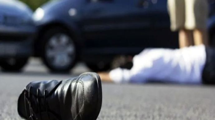 Atasını avtomobillə əzib öldürdü 