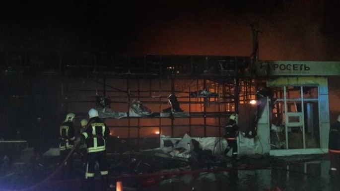 SON DƏQİQƏ: “Binə” Ticarət Mərkəzi yanır - FOTOLAR