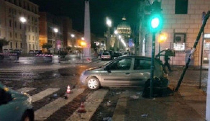 Sürücü avtomobili bir qrup piyadanın üzərinə sürüb