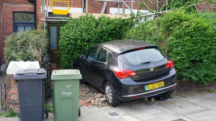 Qəza törədən avtomobil baş nazirin villasına girdi  - FOTO