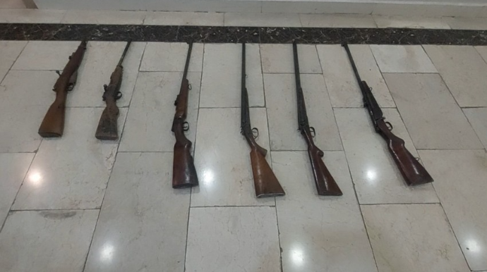 Qazaxda vətəndaşlar qanunsuz saxlanılan ov silahlarını polisə könüllü təhvil verib  - FOTO