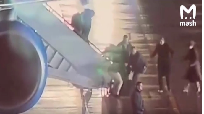 Baydenin adamı təyyarədən düşərkən yıxıldı  - VİDEO