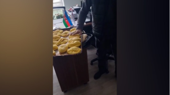 Azərbaycanda məmurun masasını acımış xəmirlə doldurdular  - VİDEO