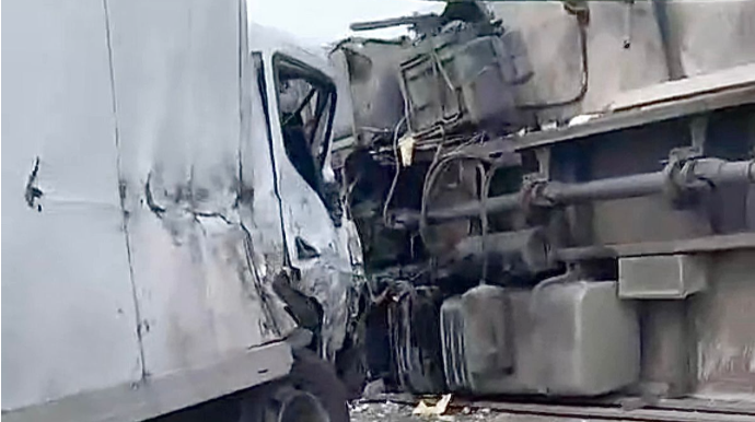 Kürdəmirdə iki yük maşını toqquşdu, biri aşdı   - VİDEO