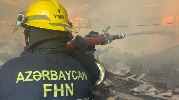 Gəncədə açıq ərazidə baş verən yanğın binaya ziyan vurdu 