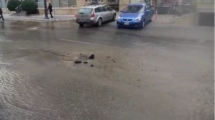 Bakıda boru partladı, yolu su basdı - VİDEO