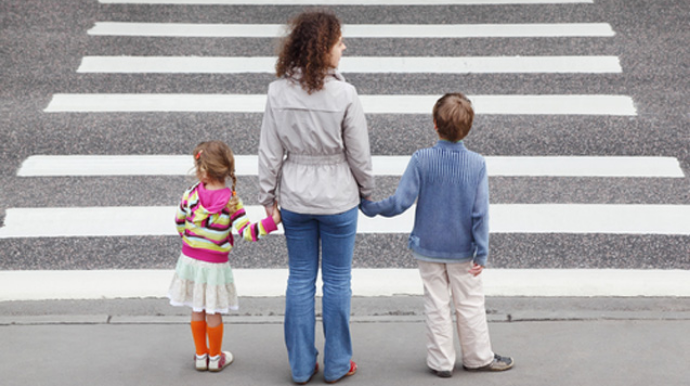 Bakıda avtomobil ana və 2 yaşlı qızını vurub