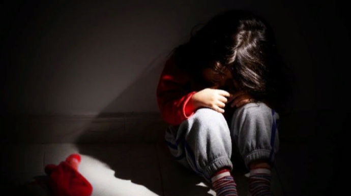 Azərbaycanda dəhşət: Ögey ana altı yaşlı qızını vəhşicəsinə döyüb kəndirlədi   - VİDEO