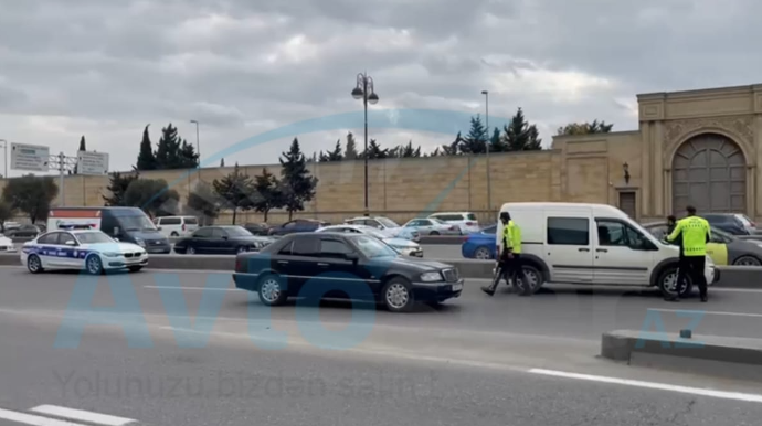 Maşın xarab oldu, yolda tıxac yarandı - DYP əməkdaşları görün nə etdi  - VİDEO