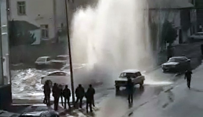 Babək prospektində su borusu partladı – FOTO