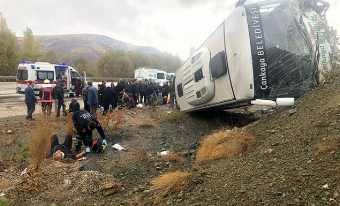 Müayinədən qayıdanları daşıyan avtobus aşdı: 31 nəfər xəsarət alıb - VİDEO