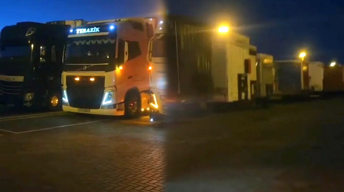 Yüklə dolu maşınlar Bakı Beynəlxalq Dəniz Ticarət Limanında qalıb - Sürücülərdən şikayət - VİDEO 