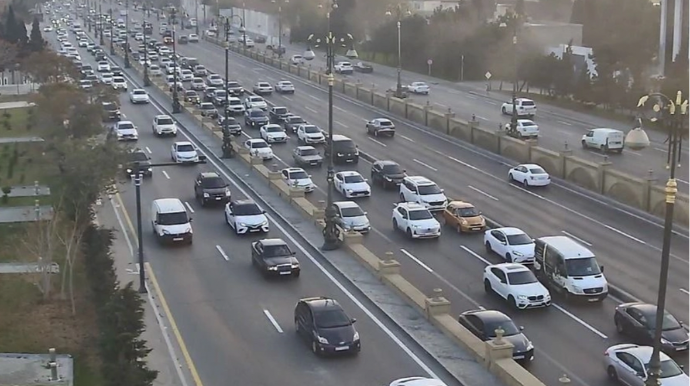 Bakının bir sıra yollarında nəqliyyatın sıxlığı yarandı