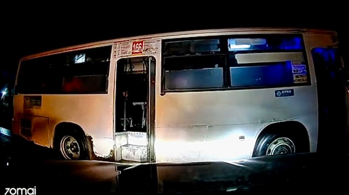 Avtobusu yolayrıcında saxlayıb sərnişin düşürən sürücü hərəkəti əngəllədi    - VİDEO