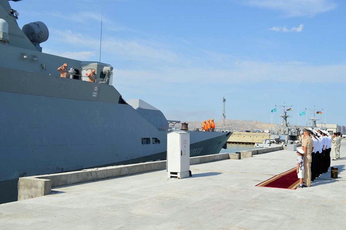 Rusiyanın hərbi gəmiləri Bakı limanını tərk edib - FOTO