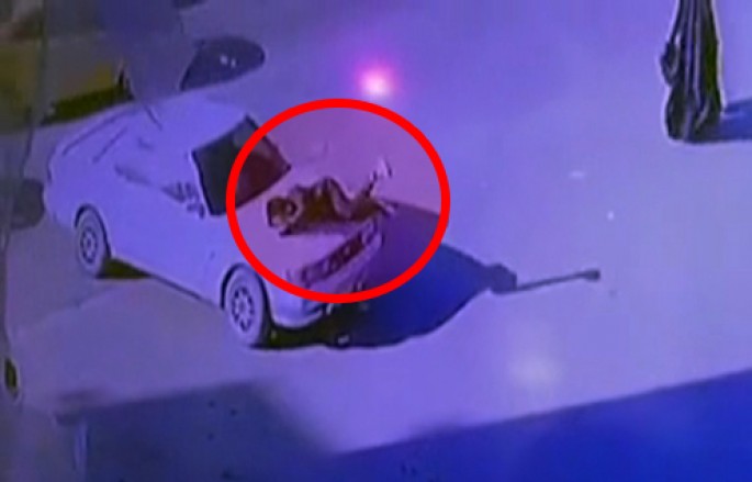 Qız özünü maşının altına atdı: Sürücüdən pul almaq istəyib - VİDEO