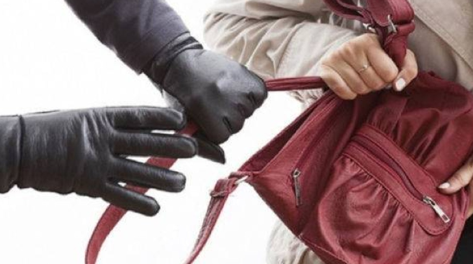 Bakıda qadının çantası oğurlandı 