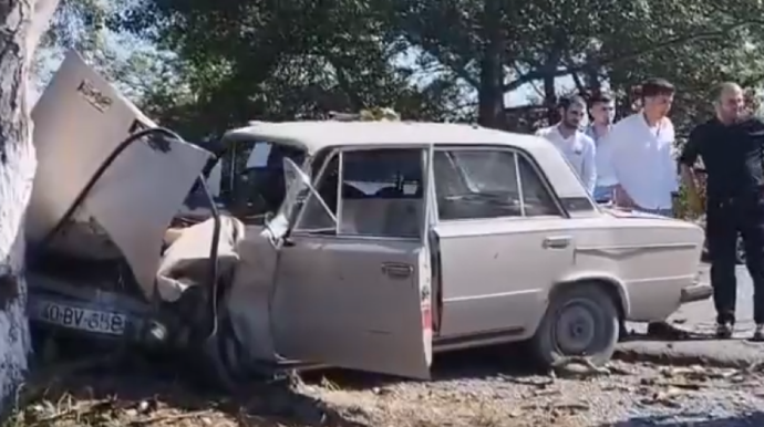 Qubada iki maşın toqquşdu - Xəsarət alan var - VİDEO